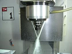 Система подачи СОЖ поливом из сопел на торце шпинделя